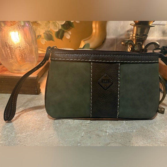 B. O. C. Clover hill crossbody bag and wristlet. - Picture 12 of 16